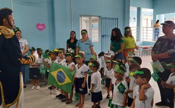 Desfile histórico homenageia os 200 anos da independência do Brasil