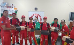 Alunos de Coqueiro recebem uniforme do projeto Bombeiro Mirim