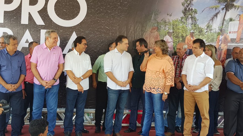 Governador inaugurou 5,3 km de ruas asfaltadas, entregou ambulância e trator e anunciou a pavimentação asfáltica ligando Coqueiro a Santa Luzia