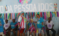 Prévia Carnavalesca agita grupo de idosos no CRAS