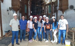Estudantes de arquitetura visitam igreja Matriz e conhecem a riqueza cultural de Coqueiro
