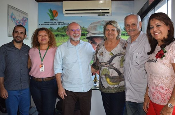 Presidente Jaime Silva e assessora Leone Silva receberam a comitiva coqueirense no Iteral