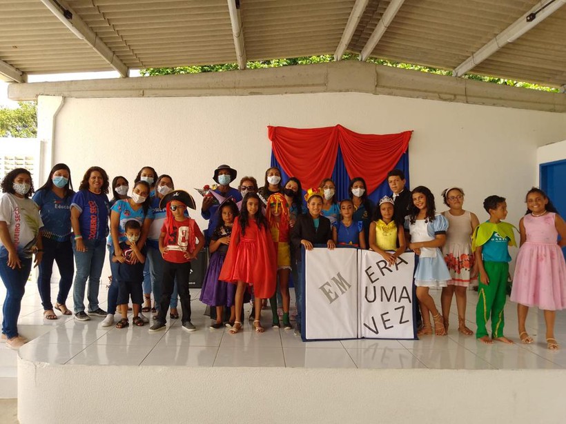 Estudantes da Escola de Educação Básica Mércia Silvana de Almeida apresentaram uma peça teatral aos caminhantes e receberam livros e brindes dos caminhantes