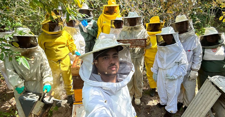 Prefeitura de Coqueiro Seco e Sebrae promovem curso básico de apicultura