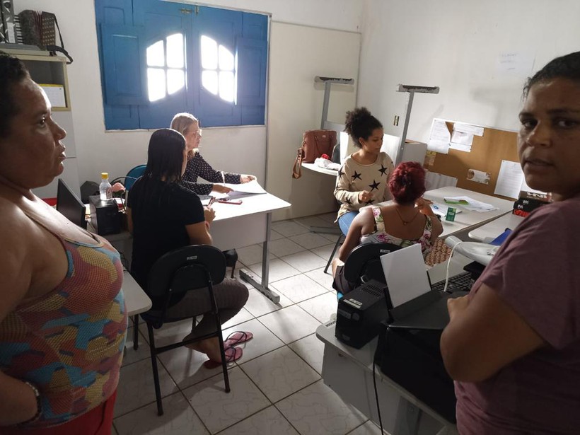 Secretária Celia Barros atualizando o cadastro das famílias atendidas pelo município