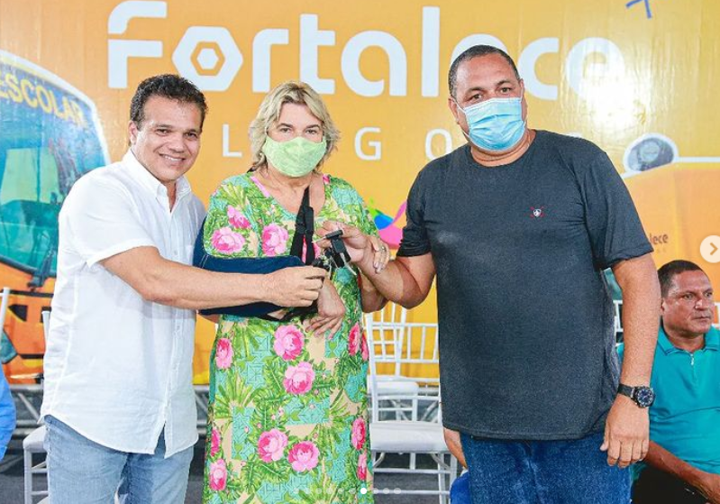 Prefeita Decele com o deputado Ricardo Nezinho e o secretário Jadielson Nascimento receberam as chaves dos veículos